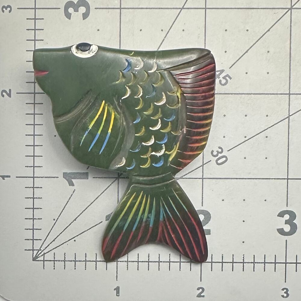 Antique vintage 1930s 1940s carved hand painted green Bakelite fish brooch - Picture 8 of 8